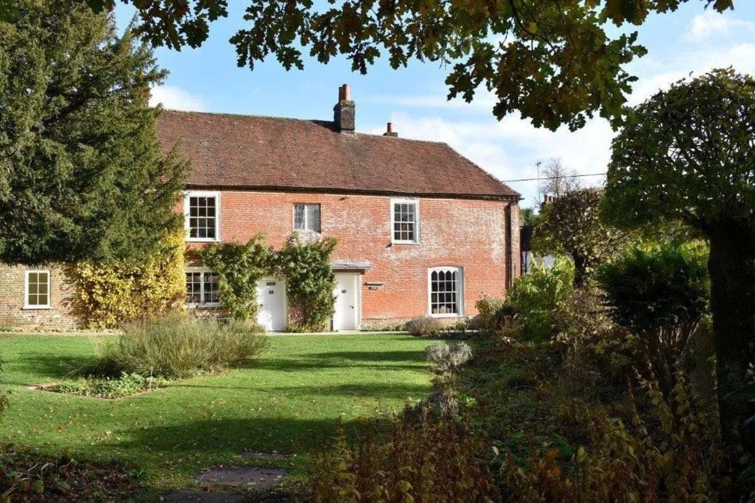 Winchester Retreat Exterior photo