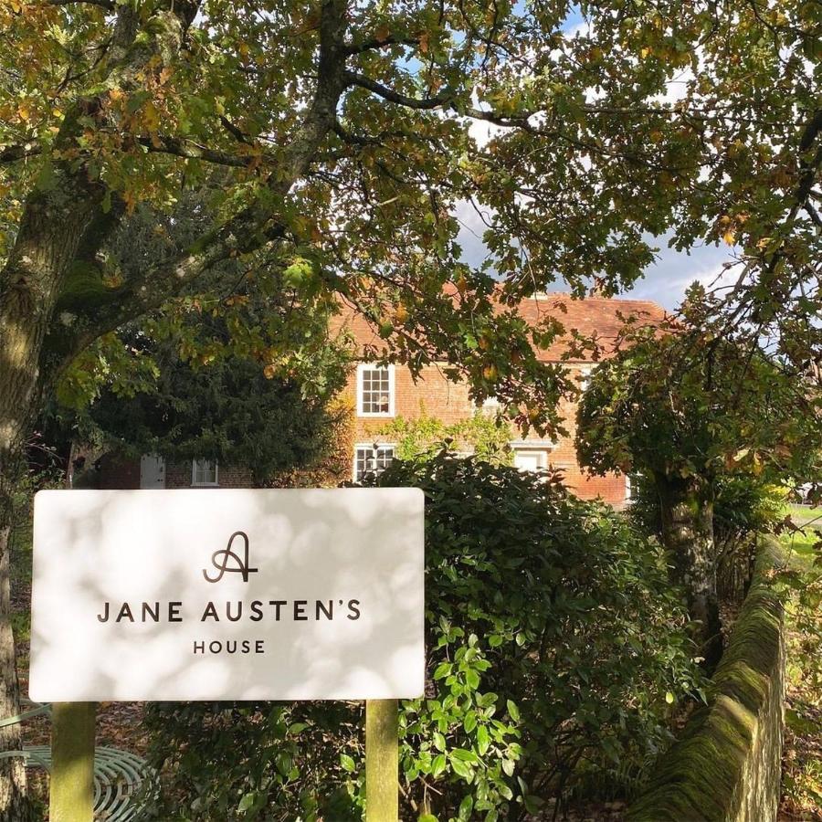 Winchester Retreat Exterior photo